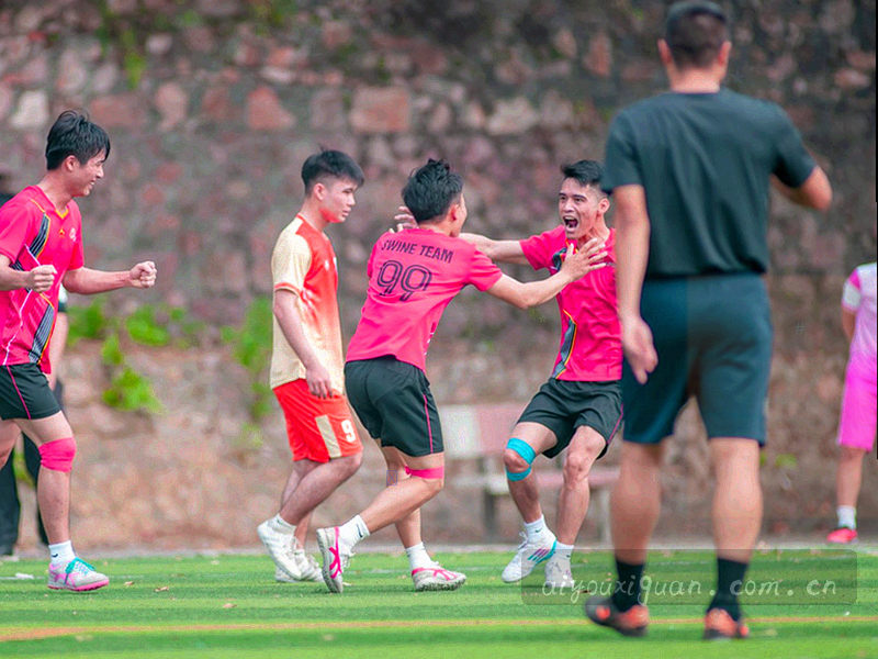 舒适的家居环境，电视上播放爱游戏大屏观赛画面，客厅整洁明亮